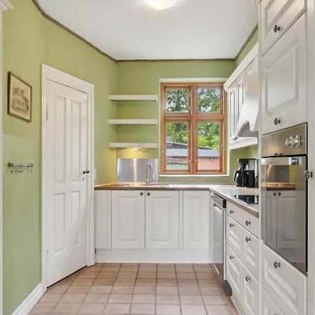 With Billard Table And Location *