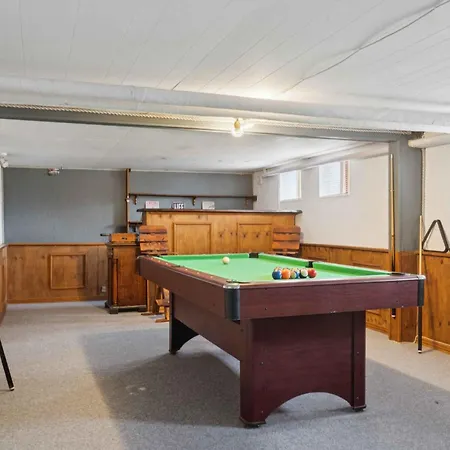 With Billard Table And Location *