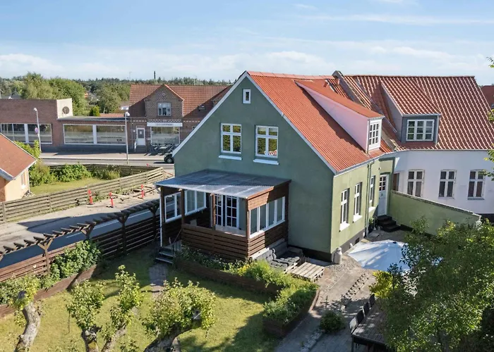 With Billard Table And Location